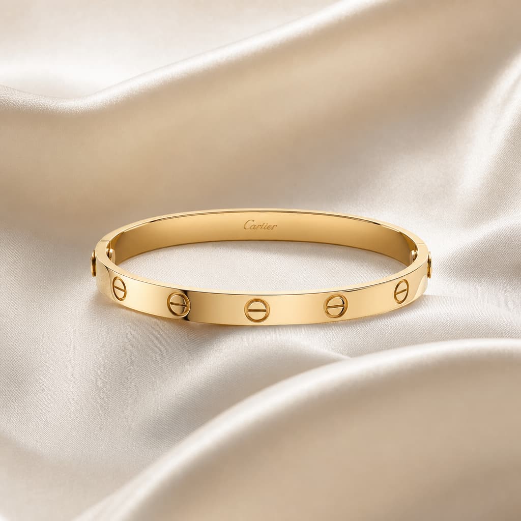 Bijoux et montres Cartier présentés sur un fond éditorial